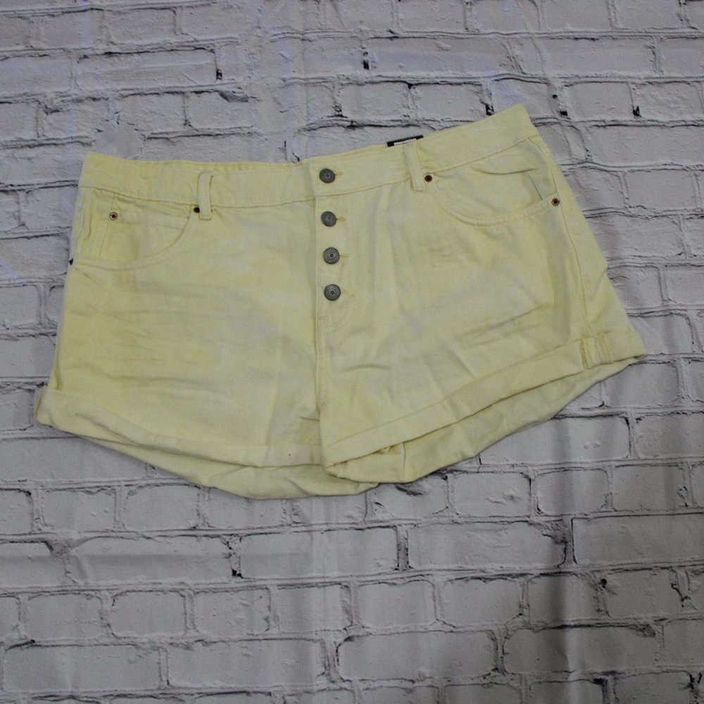 No Boundaries Juniors' Low-Rise Button-Front Shorts